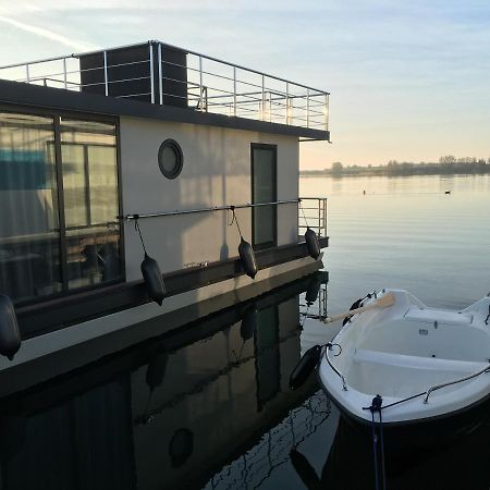 Modernes Festliegendes Hausboot Mit Grosszuegiger Dachterrasse Und Ruderboot Hotel Röbel Buitenkant foto