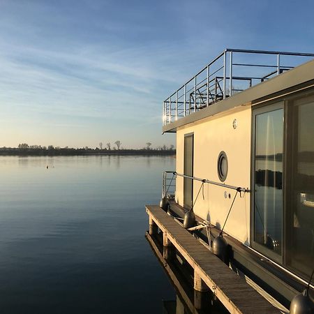 Modernes Festliegendes Hausboot Mit Grosszuegiger Dachterrasse Und Ruderboot Hotel Röbel Buitenkant foto