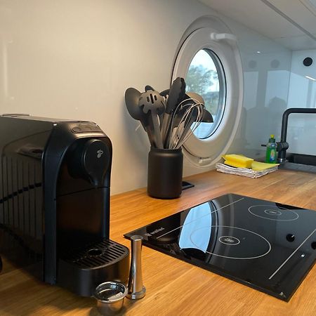 Modernes Festliegendes Hausboot Mit Grosszuegiger Dachterrasse Und Ruderboot Hotel Röbel Buitenkant foto