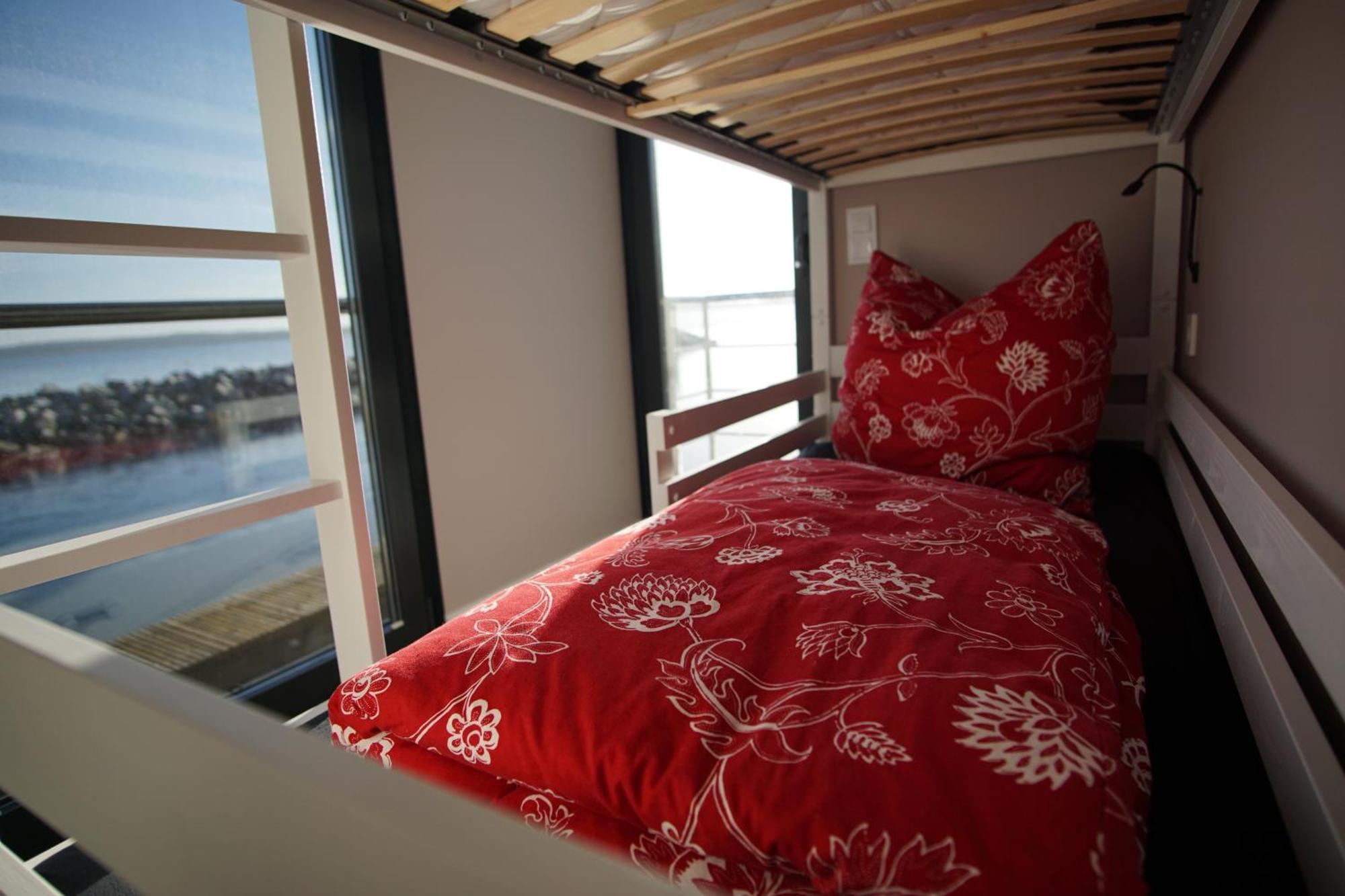 Modernes Festliegendes Hausboot Mit Grosszuegiger Dachterrasse Und Ruderboot Hotel Röbel Buitenkant foto