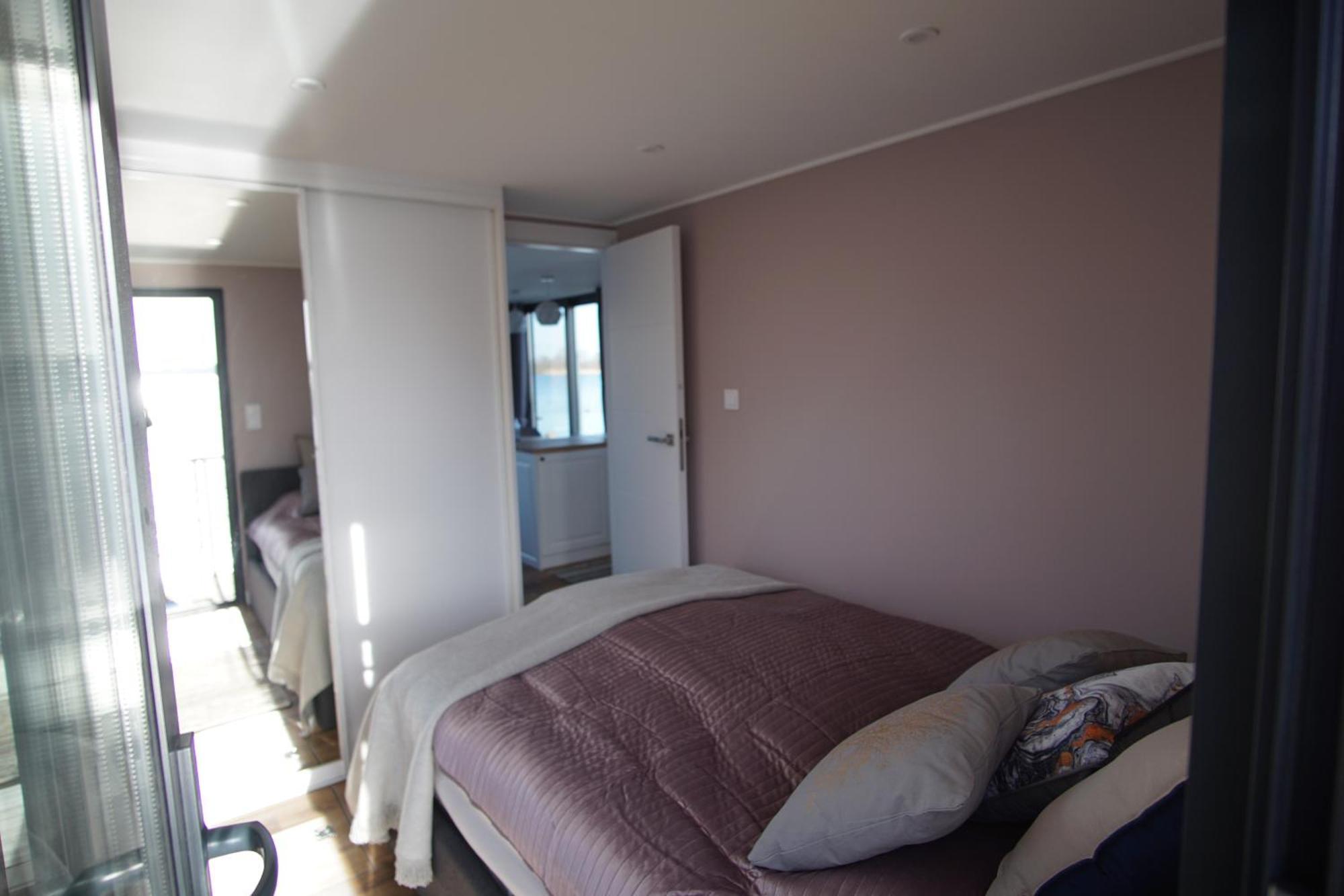 Modernes Festliegendes Hausboot Mit Grosszuegiger Dachterrasse Und Ruderboot Hotel Röbel Buitenkant foto