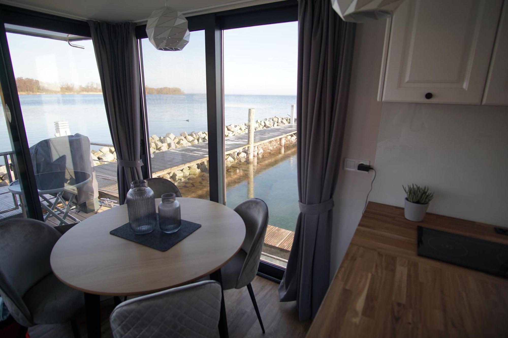 Modernes Festliegendes Hausboot Mit Grosszuegiger Dachterrasse Und Ruderboot Hotel Röbel Buitenkant foto