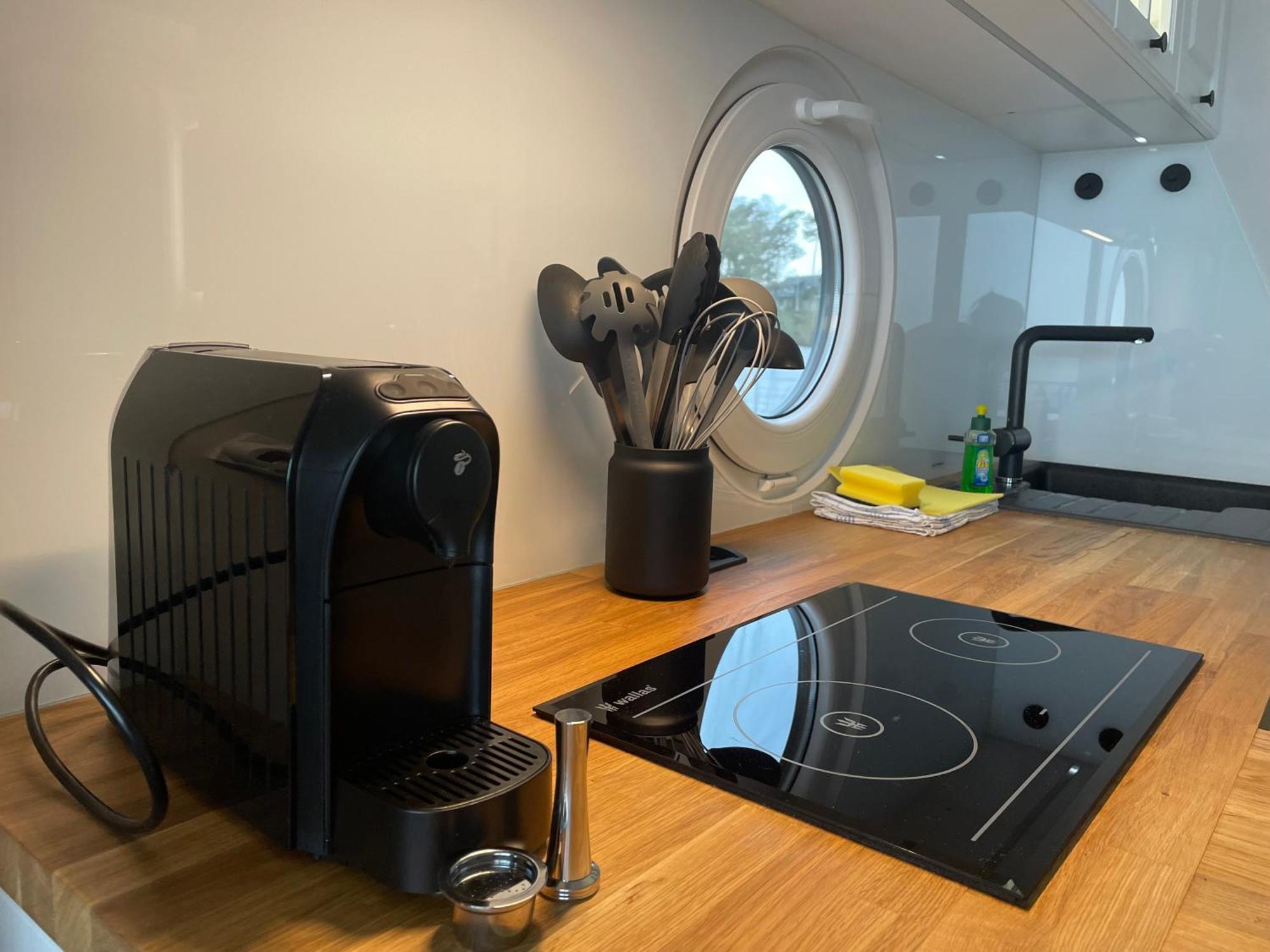 Modernes Festliegendes Hausboot Mit Grosszuegiger Dachterrasse Und Ruderboot Hotel Röbel Buitenkant foto