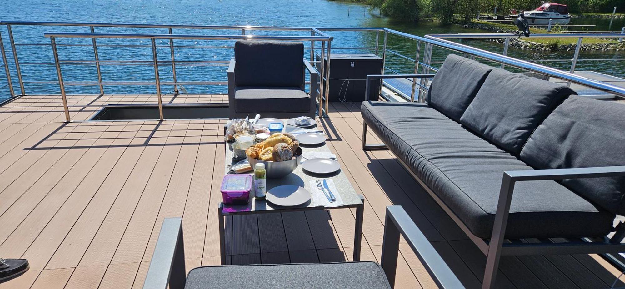 Modernes Festliegendes Hausboot Mit Grosszuegiger Dachterrasse Und Ruderboot Hotel Röbel Buitenkant foto