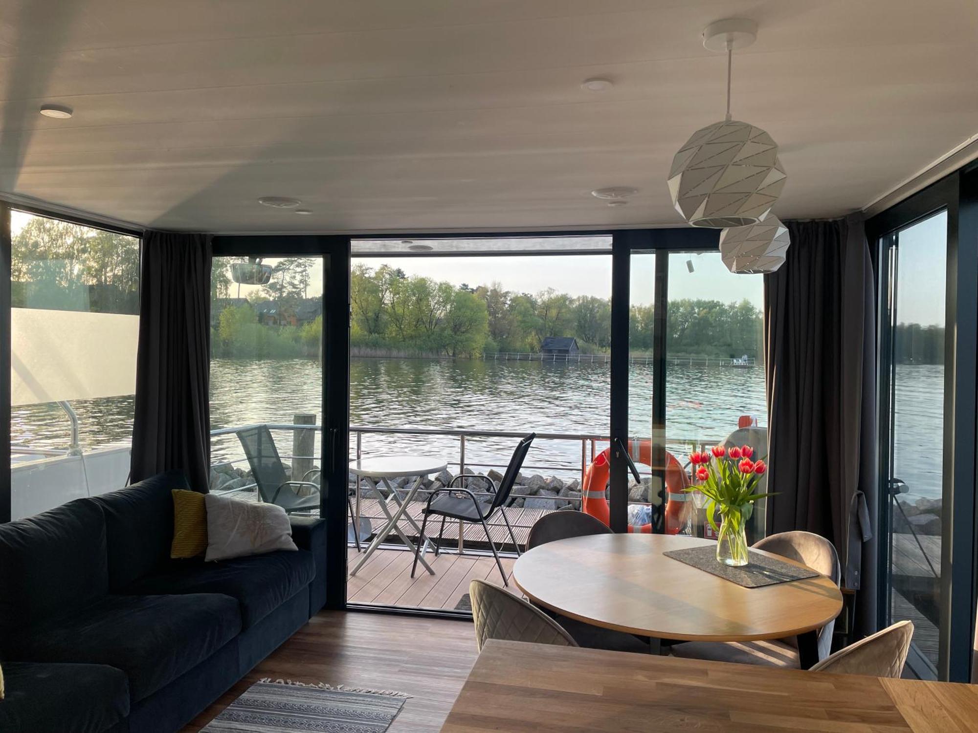 Modernes Festliegendes Hausboot Mit Grosszuegiger Dachterrasse Und Ruderboot Hotel Röbel Buitenkant foto